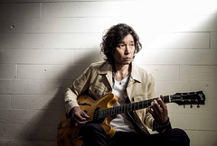 斉藤和義、活動の原点 ギター弾き語り、ひとりでの限界に挑んだツアー"Time in the Garage"より6/13中野サンプラザ公演作品化。11/20リリース決定