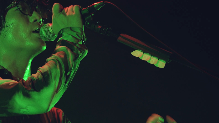 ヒトリエ、11/4リリースの未発表ライヴ映像作品から「アンハッピーリフレイン」公開。wowakaのボーカロイド曲をバンドとして初めて映像化