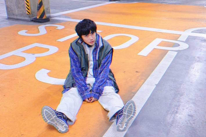 現役大学生SSW／トラックメーカー Mom、新曲「マスク」配信開始。新進気鋭の映像監督 Sekaiseifukyameta迎えたMVも公開