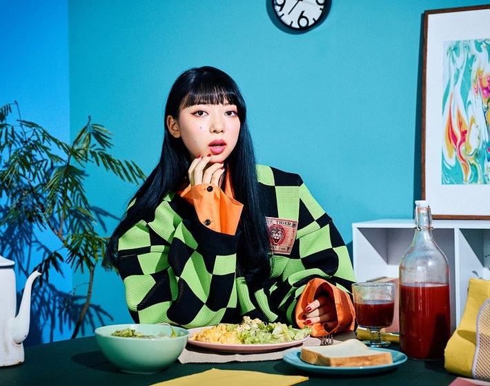 竹内アンナ、新曲「B.M.B」配信リリース＆MV公開。新ヴィジュアルも