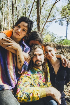 グラミー賞にノミネートされ話題のBIG THIEF、「Not」＆「Cattails」ライヴ映像公開