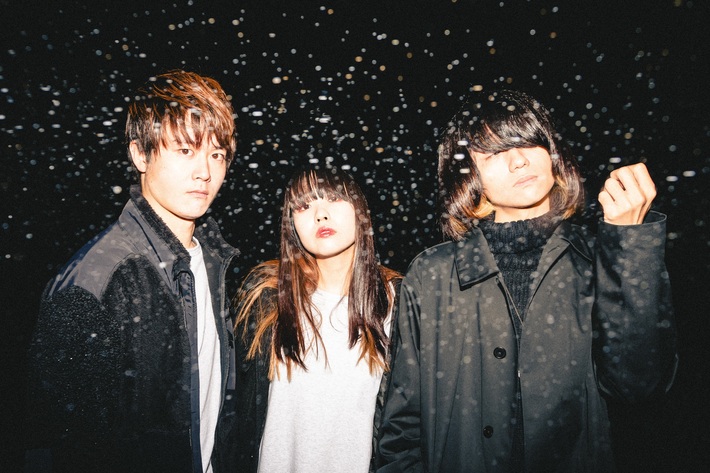 長靴をはいた猫、本日12/11リリースの1stミニ・アルバム『慟哭する夜の底で』より「泪の街」MV＆新アー写公開。ボカロP カンザキイオリら参加アーティストからのコメントも