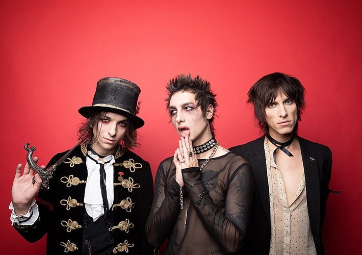 "ファッション－アート・ロック"を掲げるロック・トリオ PALAYE ROYALE、新曲「Massacre, The New American Dream」リリース＆MV公開