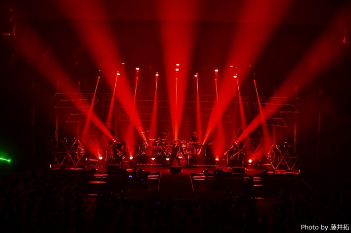 PENGUIN RESEARCH、初のアリーナ公演"横浜決闘"より「ゴールド・フィラメント」ライヴ・ムービー公開