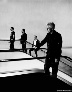 U2、本日12/4開催の日本公演で新プロジェクト"U2X RADIO"発表。「Elevation」ライヴ映像も