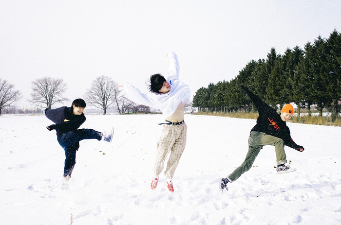 北海道在住の3ピース・ロック・バンド KALMA、メジャー・デビュー・ミニ・アルバム詳細発表。タイトルは"TEEN TEEN TEEN"。リード曲「これでいいんだ」ティーザー映像も