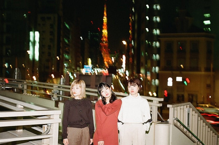 SHISHAMO、ニュー・アルバム『SHISHAMO 6』より新曲「曇り夜空は雨の予報」が東京メトロ"Find my Tokyo."新CMソングに決定。メンバーも出演のCM映像公開