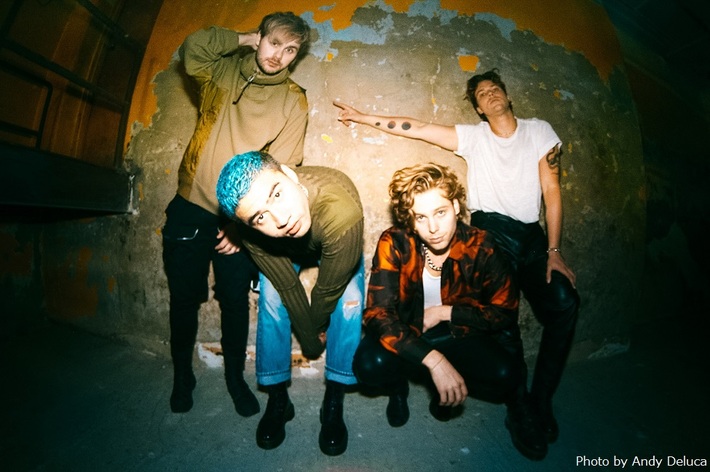 5 SECONDS OF SUMMER、3/27リリースのニュー・アルバム『C A L M』より「Old Me」先行配信。メンバーの思い出の写真使用したリリック・ビデオも公開