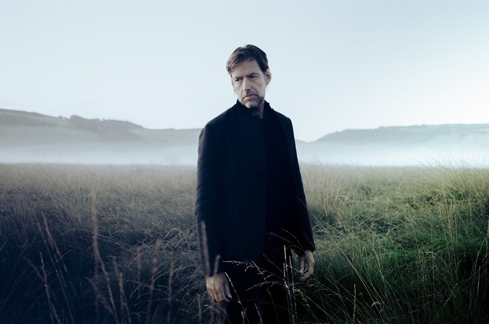 RADIOHEADのギタリスト EOB（Ed O'Brien）、4/17にソロ・デビュー・アルバム『Earth』リリース。新曲「Shangri-La」＆アルバム・メイキング動画公開