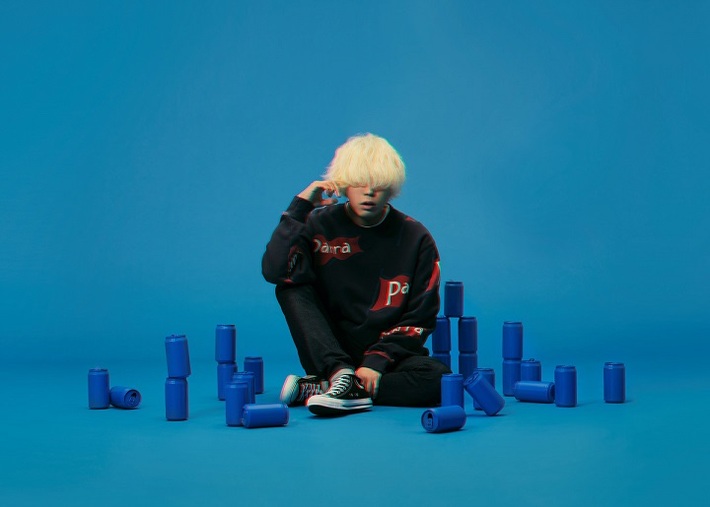 秋山黄色、デビュー・アルバム『From DROPOUT』より「Caffeine」を本日2/25放送のJ-WAVE"SONAR MUSIC"にて初オンエア。3/3 MVプレミア公開も決定