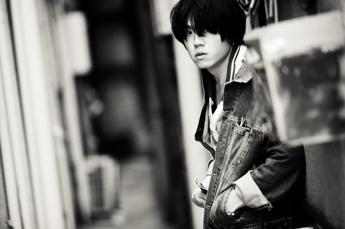 LAMP IN TERREN、松本 大（Vo/Gt/Pf）がメンバーをゲストに迎えての単独公演"FRAME"開催