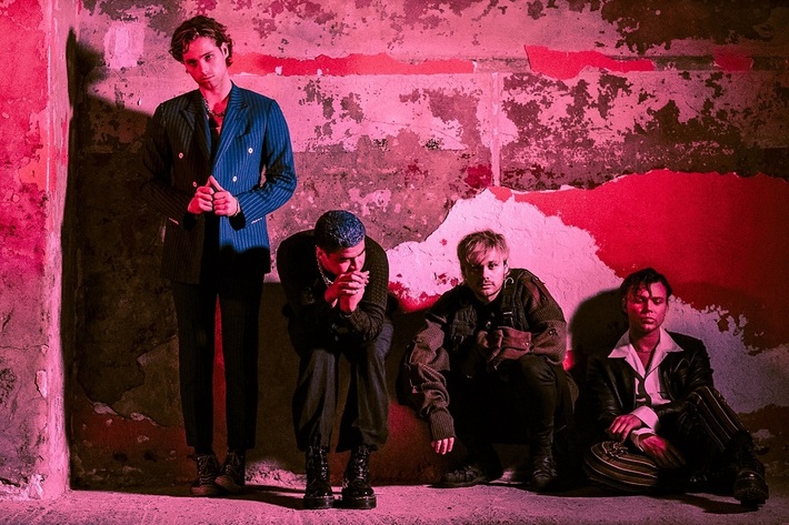 5 SECONDS OF SUMMER、ニュー・アルバム『C A L M』より「Old Me」MV公開。初ライヴから豪 森林火災復興支援ライヴまでバンドの"すべて"が詰まった映像に