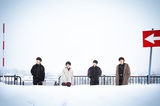 "今、最も北海道の音を出すバンド"アルクリコール、佐藤ノア出演の「春霞」MV公開。アルバム『ホワイトブルーとハル』ジャケットも