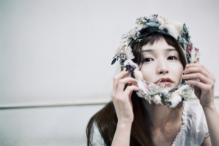 植田真梨恵、フィルム撮影の新アーティスト写真公開