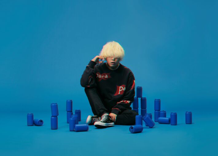 秋山黄色、無観客ライヴより「Caffeine」の映像公開