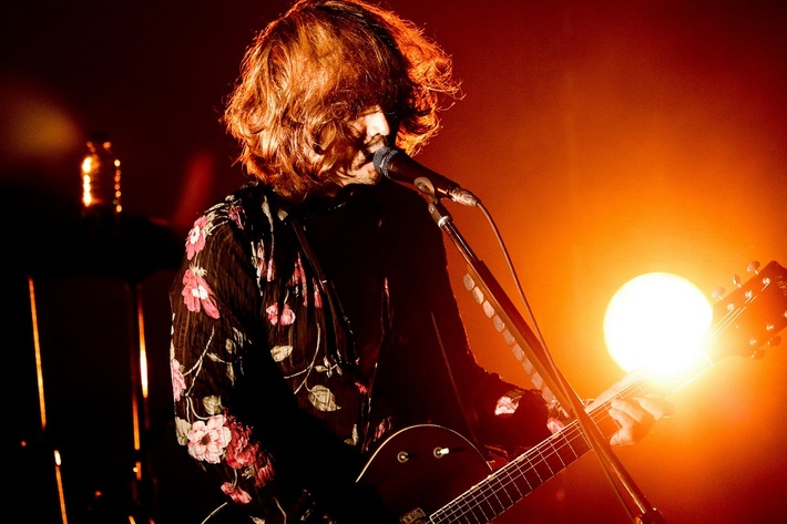 浅井健一、自身が手掛ける本"神様はいつも両方を作る"6/10発売。浅井健一&THE INTERCHANGE KILLSの昨年ツアー・ファイナルから「Vinegar」ライヴ映像公開