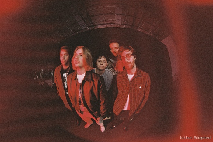UKロックのDNAを引き継ぐ次世代バンド NOTHING BUT THIEVES、3年ぶりのニュー・アルバム『Moral Panic』リリース決定。新曲「Real Love Song」配信スタート