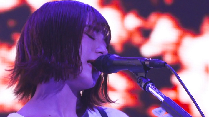 BiSHアユニ・Dによるソロ・バンド・プロジェクト PEDRO、無観客ライヴより「EDGE OF NINETEEN」映像公開。8/12リリースの1stシングル『来ないでワールドエンド』詳細発表