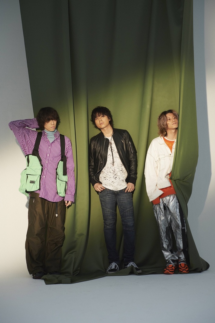 LEGO BIG MORL、3人体制初のアルバム『気配』詳細＆ジャケット公開。カナタタケヒロ（Vo/Gt）の裸体写真を使用