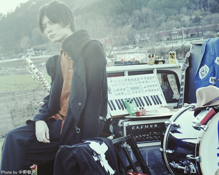 PENGUIN RESEARCH、新アー写公開企画4日目は堀江晶太（Ba）