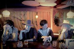 THE PINBALLS、アコースティック・セルフ・カバー・アルバム『Dress up』より「悪魔は隣のテーブルに」MV公開