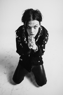 YUNGBLUD、ニュー・アルバム『Weird!』11/13リリース決定。先行シングル「God Save Me, But Don't Drown Me Out」解禁