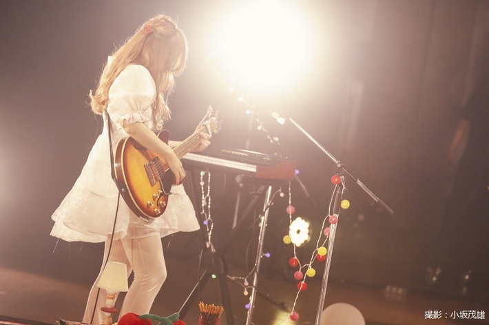 コレサワ、初の無観客ライヴ"HEART BREAK TOUR!!～Home Party～"から「帰りたくないって」映像公開