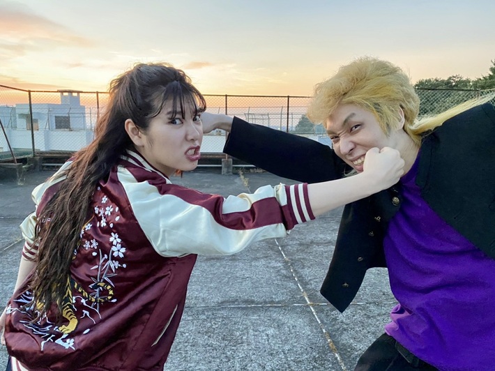 眉村ちあき、玉屋2060%（Wienners）迎えた新曲「偏差値2ダンス」MV公開。ふたりがスケバン＆ヤンキーに扮した学園ムービーに