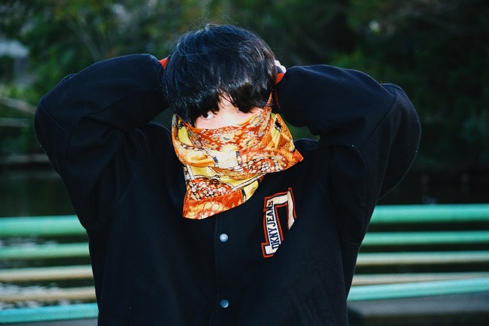 Mom、撮り下ろしライヴ映像を10/14にYouTubeプレミア公開。ニュー・アルバム『21st Century Cultboi Ride a Sk8board』ほぼ全曲をストーリー性ある異空間から届ける