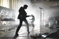 ARCTIC MONKEYS、War Child UKの支援を目的としてライヴ・アルバム『Live At The Royal Albert Hall』12/4リリース。トレーラー公開