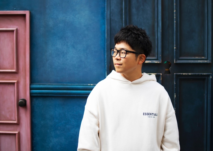 さかいゆう、新曲「BACKSTAY」配信スタート＆MV公開。ニュー・アルバム発売、東阪ソロ・ライヴも発表