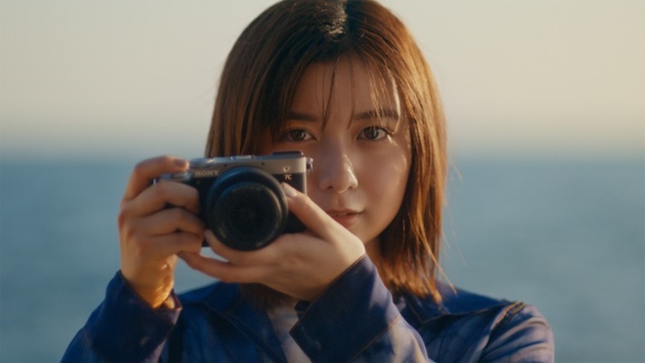 adieu（上白石萌歌）、自身が撮影した写真／動画を織り交ぜたMV「よるのあと」公開。一眼カメラ"α7C"を携えた江の島での創作の旅を描いたスペシャルWEB CMも