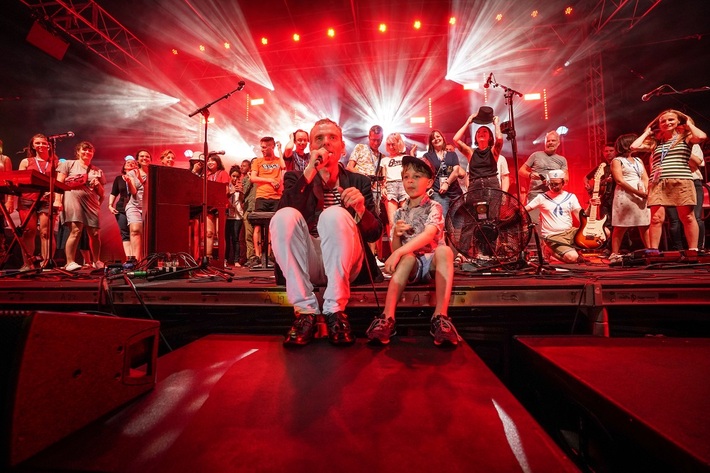 BELLE AND SEBASTIAN、2枚組ライヴ・ベスト・アルバム『What To Look For In Summer』12/11リリース。同作より2曲のライヴ・ビデオも公開