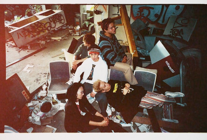 2019年結成の5人組オルタナティヴ・バンド Monthly Mu & New Caledonia、1st EP『Prologos』配信リリース。「おどけて」MV公開