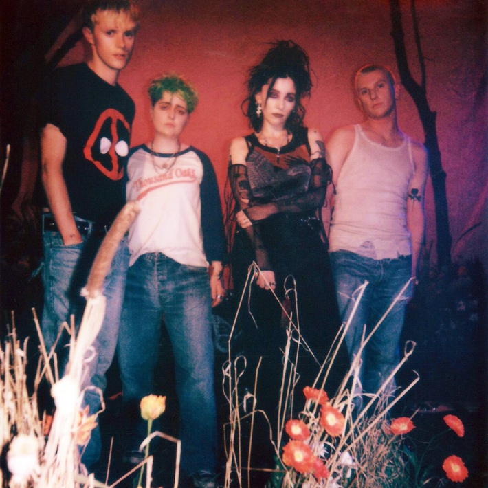 PALE WAVES、2ndアルバム『Who Am I?』来年2月リリース決定。新曲「Change」MV公開