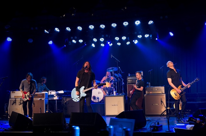 FOO FIGHTERS、先週末に開催したオンライン・ライヴ"Live from The Roxy Show"よりライヴ写真到着。新曲「Shame Shame」含む全12曲披露