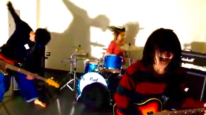 千葉の3ピース・ライヴ・ロック・バンド クジリ、クマガイタツト（Ba）の脱退を発表。篠塚将行（それでも世界が続くなら）をカメラマン兼総合Pに迎え現体制最後のMV「ディアミュージック」公開