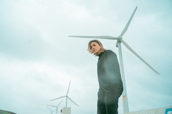 シンガー・ソングライター ROU、新曲「Beginnings」リリース。トレーラー＆ドキュメンタリーも公開