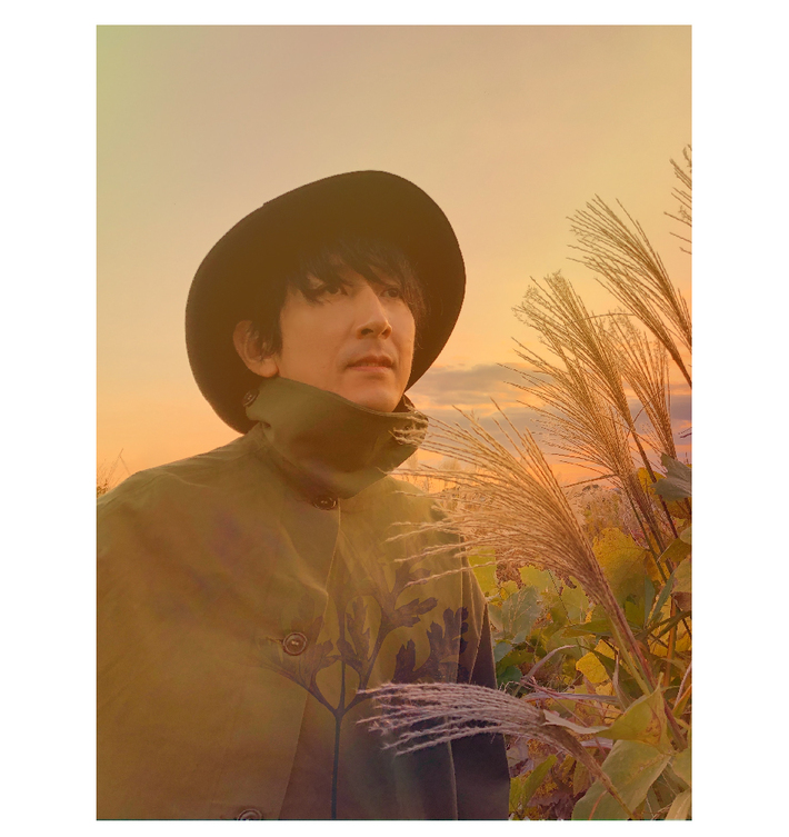 真鍋吉明（the pillows）参加。AKIRA WILSON（SIDE-ONE／HARISS）、アルバムより先行配信シングル「風に吹かれて」12/25リリース