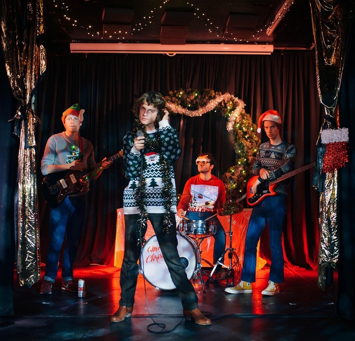 英ウェールズの4人組ロック バンド Buzzard Buzzard Buzzard クリスマスを皮肉った新曲 Christmas