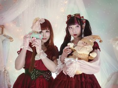 ボンジュール鈴木、Rin Rin Dollとコラボしたカバー曲「Santa Baby」 MV公開
