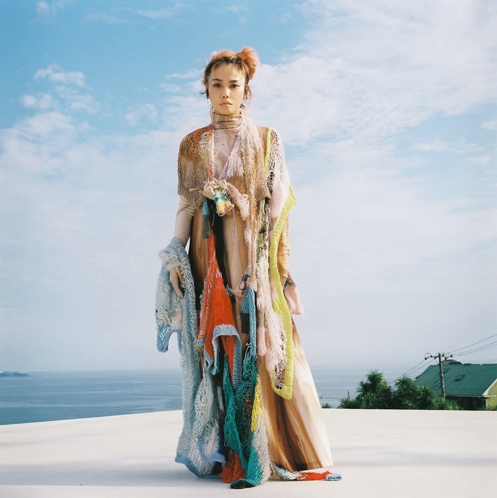 Chara、1/13開催のバースデー配信ライヴ"Rainbow Staircase Vol.3 ～Chara Birthday Special～"ティーザー映像公開