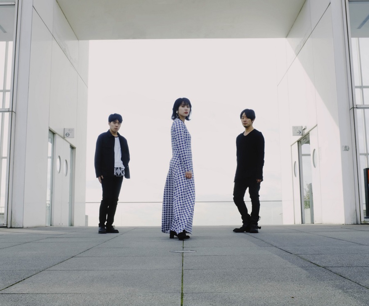 かみじょうちひろ 9mm Parabellum Bullet 率いる女性ヴォーカル ピアノ ロック バンド Monomono Moon Story リリック ビデオ公開