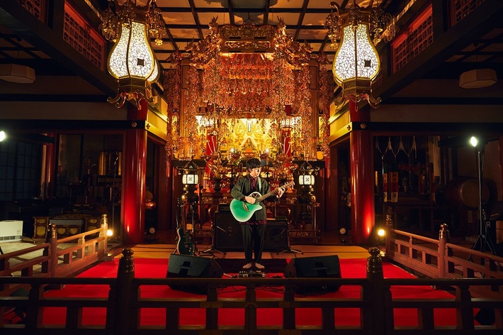 崎山蒼志、寺院での配信ライヴがアーカイヴ開始。東名阪レコ発ツアー開催も発表