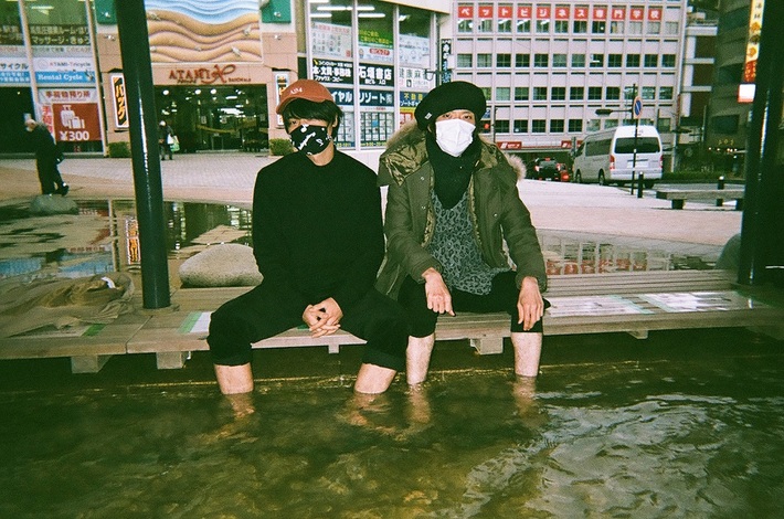 AFOC佐々木亮介＆アオキテツによる"SATETSU"、デジタル・アルバム『SUPER CHILL』をサプライズ・リリース＆収録曲「Honey Dip」MV公開