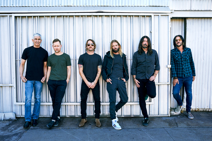 FOO FIGHTERS、米大統領就任記念コンサートでの「Times Like These」パフォーマンス映像公開。新作『Medicine At Midnight』と話題のオリジナル日本酒"半宵"のコンプリート・セット発売も