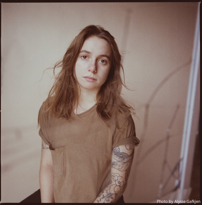 USインディーを代表するSSW Julien Baker、2/26リリースのニュー・アルバム『Little Oblivions』より新曲「Hardline」ストップモーション・アニメMV公開