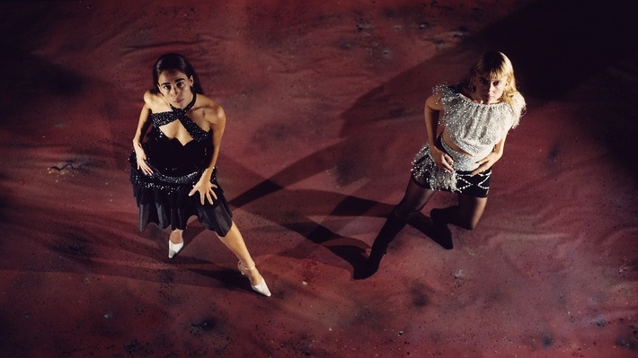 Bjorkのポップと狂気引き継ぐノルウェーのデュオ SMERZ、デビュー・アルバム『Believer』リリース決定。表題曲MV公開