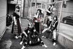 BiSH、初期衣装とアートワークをセルフ・オマージュした新ヴィジュアルを公開