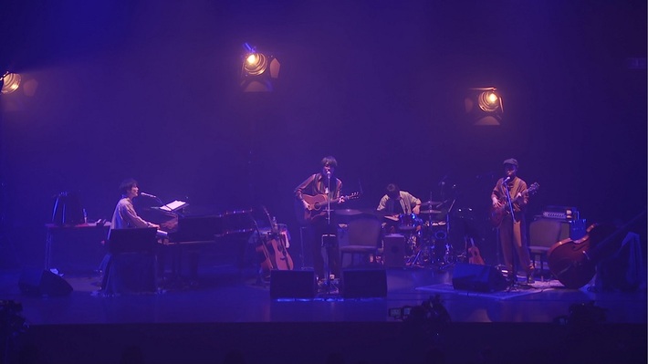 フジファブリック、約3年ぶり有観客アコースティック・ライヴ"FABRIC THEATER 3"より「徒然モノクローム」、「Small World」、「カンヌの休日」ライヴ映像公開